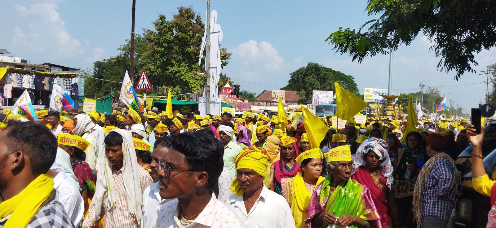 हजारों आदिवासींयोंने दी कलेक्टोरेट पर दस्तक