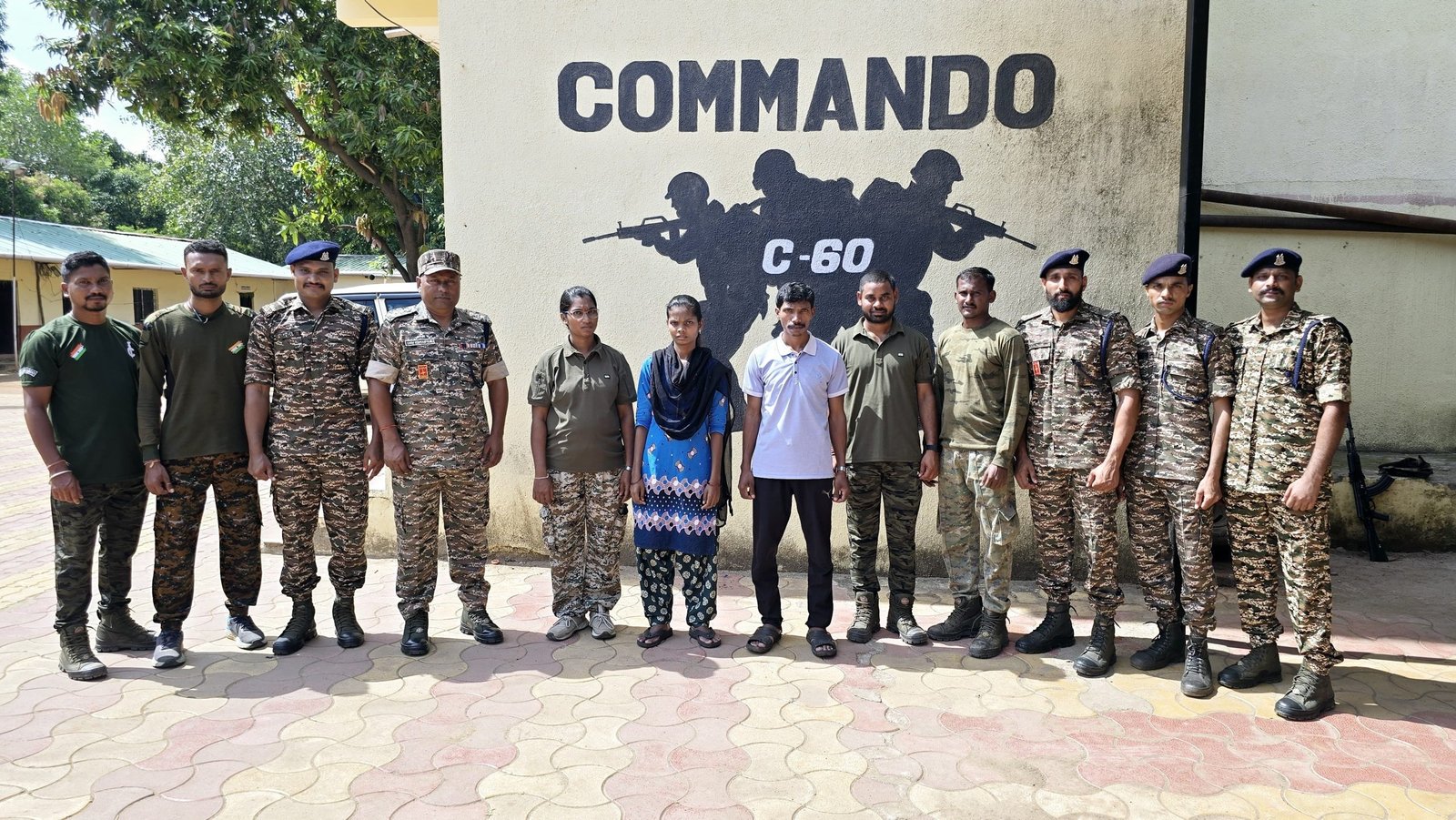खूंखार नक्सली ने पत्नी के साथ पुलिस के समक्ष किया सरेंडर