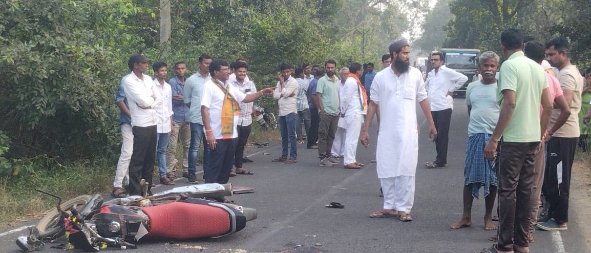 मोटरसाइकिलों की टक्कर के बाद ट्रक पलटा, एक की मौत, चार घायल