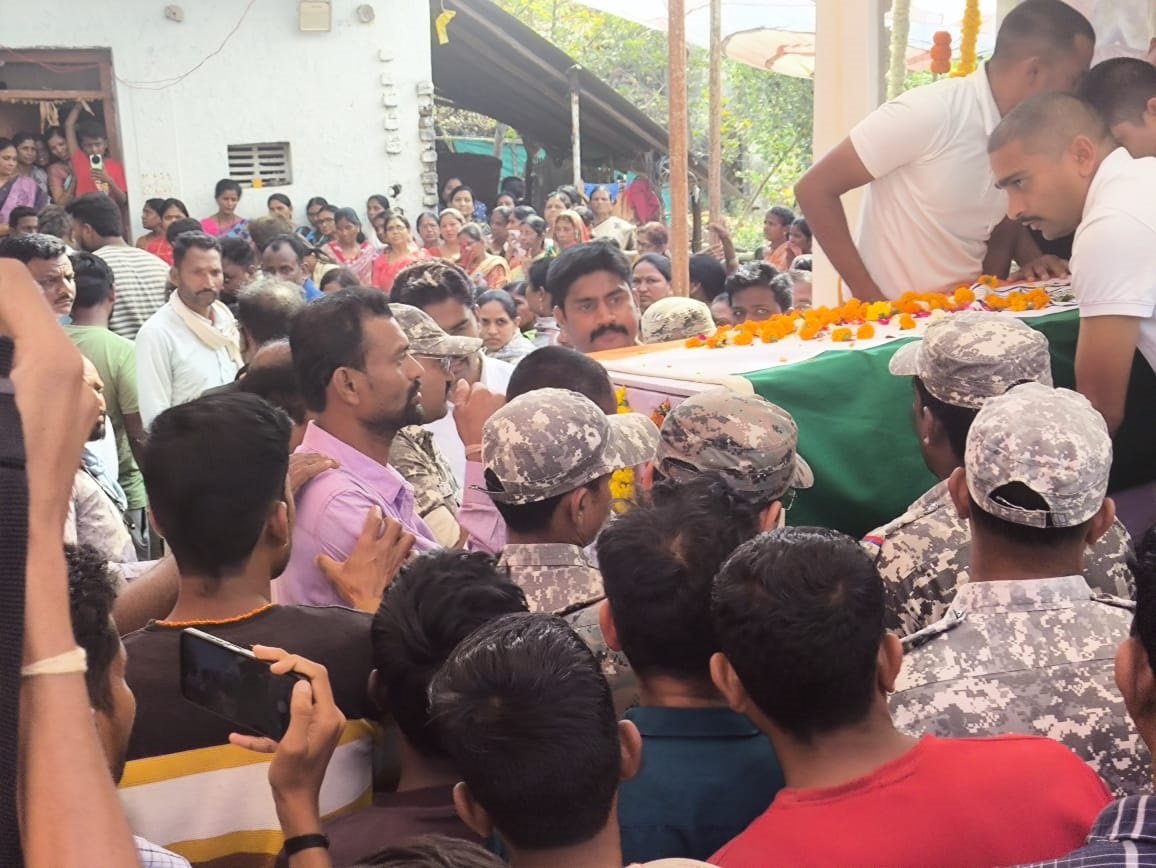 शहीद महेश नागुलवार का शोकमग्न माहौल में अंतिम संस्कार