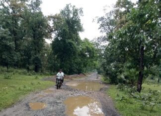 देचली–सिंदाटोला मार्ग खड्ड्यात; बिऱ्हाडघाट नदीवरील पुलासाठी नागरिक आक्रमक