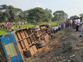 स्टेअरिंग लॉक झाल्याने बस उलटली, ३१ प्रवासी किरकोळ जखमी