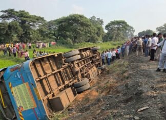 स्टेअरिंग लॉक झाल्याने बस उलटली, ३१ प्रवासी किरकोळ जखमी